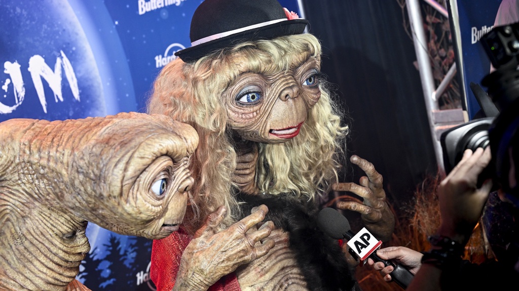 Heidi Klum and Janelle Monáe Wear Elaborate E.T. Costumes for their Halloween Parties