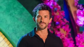 Jonathan Bailey’s Playful “Soggy Bottom” Quip Sparks Cheeky Buzz After Historic ‘Sexiest Man Alive’ Win